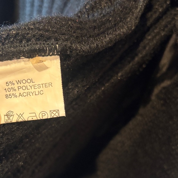 Elegant Black Knit Cardigan with Fur Trim - Picture 9 of 10